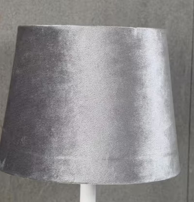 Lampskärm Sammet Grå från Silkflower på vitt lampstativ
