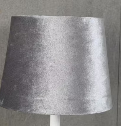 Lampskärm Sammet Grå från Silkflower på vitt lampstativ