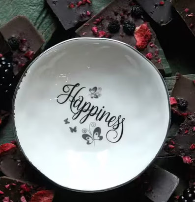 Skål Happiness Vit/Svart från Majas Cottage med choklad och bär