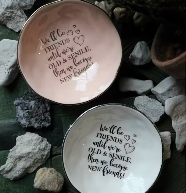 Skål Friends Rosa/guld från Majas Cottage omgiven av stenar