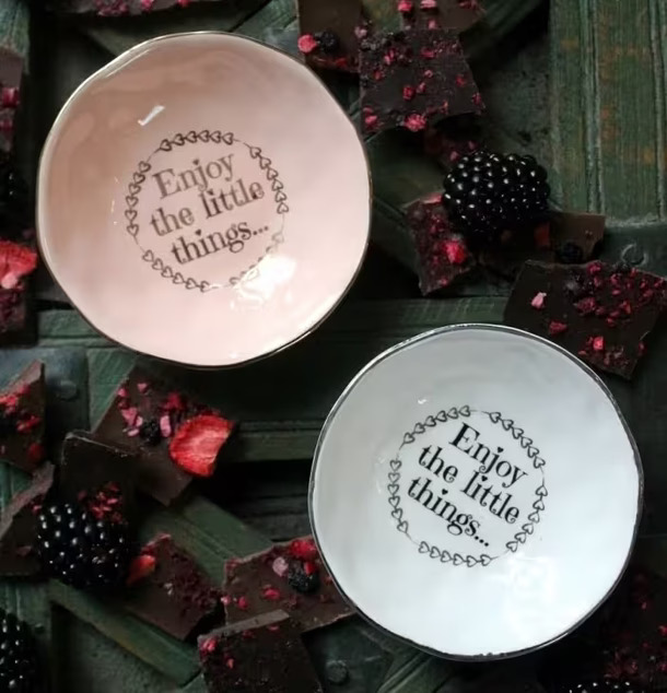 Skål Enjoy Rosa/Guld från Majas Cottage på rustikt träbord