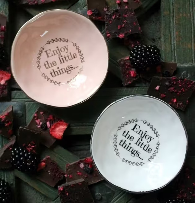 Skål Enjoy Vit/Svart från Majas Cottage med charmig design