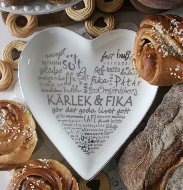 Kärlek & Fika Fat Silver från Majas Cottage med bakverk