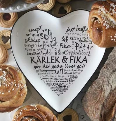 Kärlek & Fika Fat Svart från Majas Cottage med bakverk