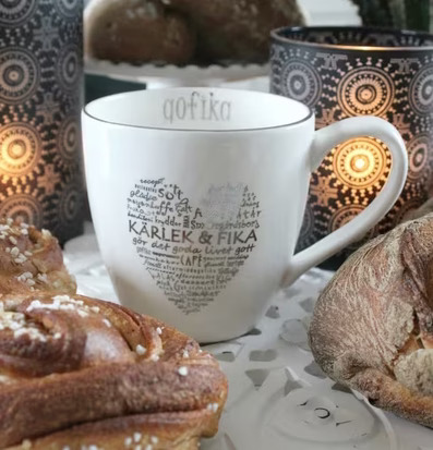 Kärlek & Fika Mugg Silver från Majas Cottage med fika