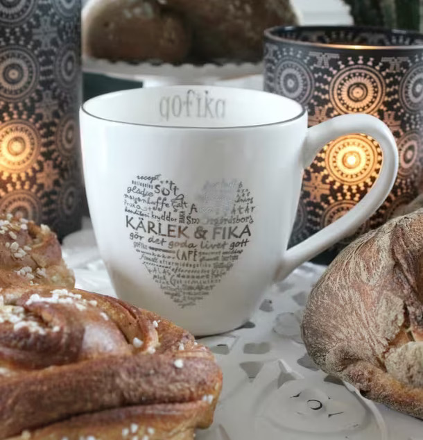 Kärlek & Fika Mugg Silver från Majas Cottage med fika