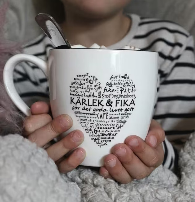 Kärlek & Fika Mugg Silver från Majas Cottage i två händer