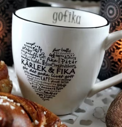 Kärlek & Fika Mugg Silver från Majas Cottage med fika-tema