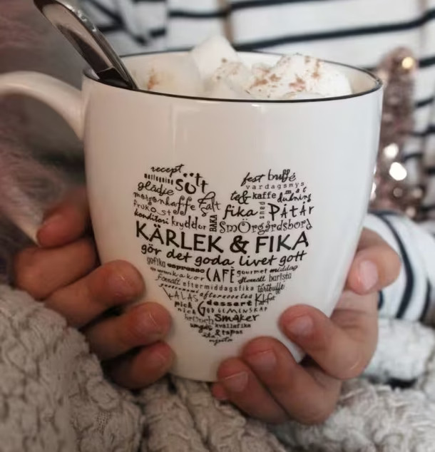 Kärlek & Fika Mugg Svart från Majas Cottage i mysig miljö