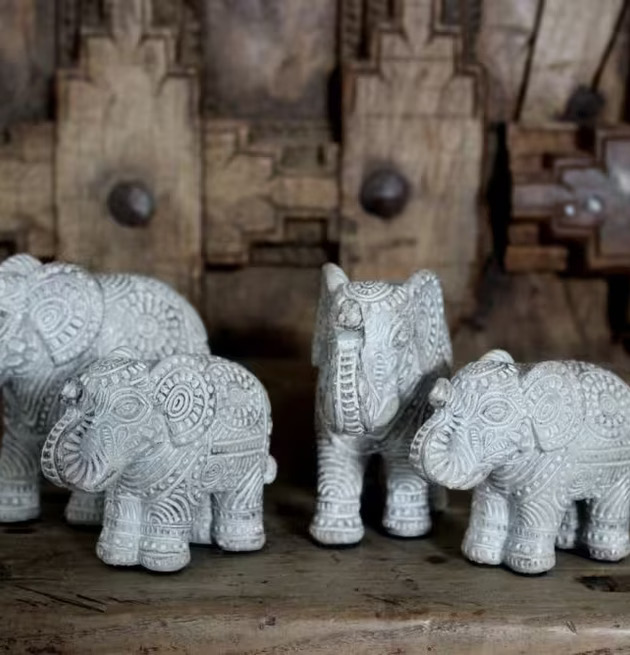 Elefant Stor - Majas Cottage skulpturer på rustik träyta