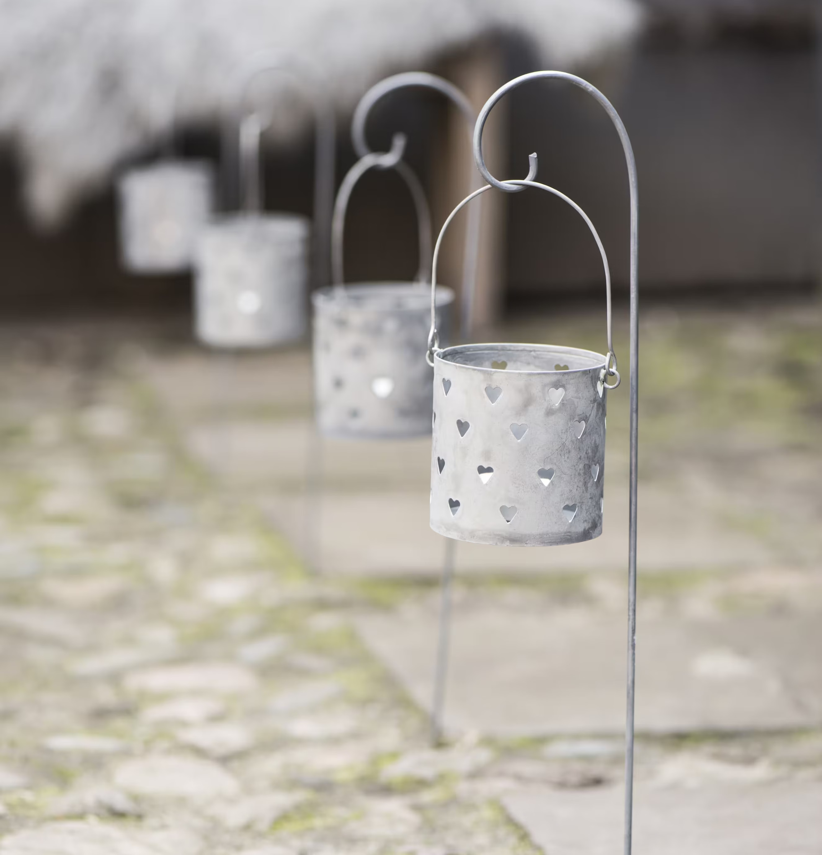 Lykthållare Grå från IB Laursen på stenlagd yta utomhus