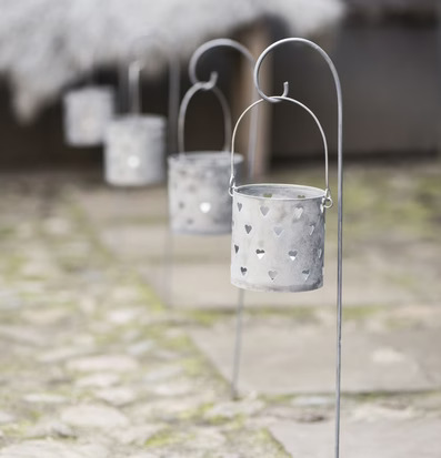 Lykthållare Grå från IB Laursen på stenlagd yta utomhus