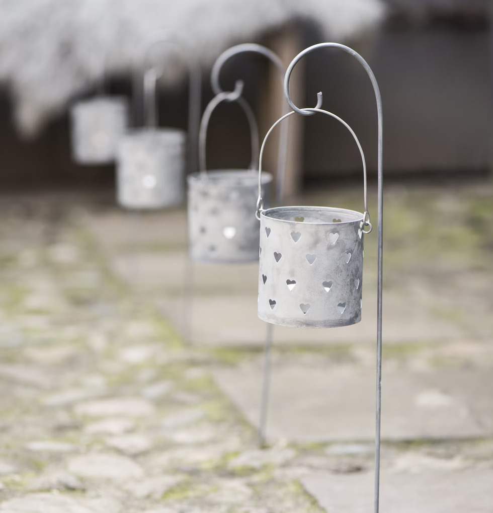 Lykthållare Grå från IB Laursen på stenlagd yta utomhus