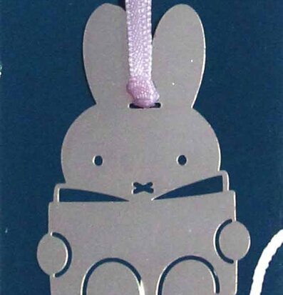 Bokmärke Miffy Silver från Pluto Produkter på mörkblå kartong