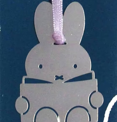 Bokmärke Miffy Silver från Pluto Produkter på mörkblå kartong