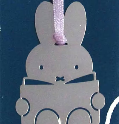 Bokmärke Miffy Silver från Pluto Produkter på mörkblå kartong