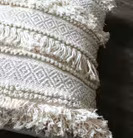 Boho Kudde Natur/Silver från Majas Cottage på mörkt trägolv