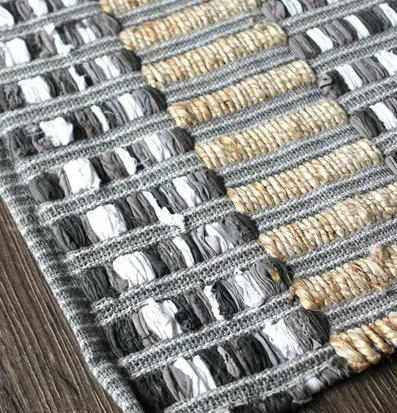 Matta Straw - Majas Cottage på mörkt trägolv i ett rum