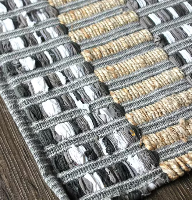 Matta Straw - Majas Cottage på mörkt trägolv i ett rum