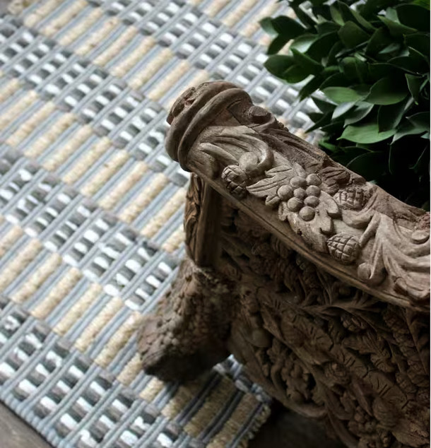 Matta Straw - Majas Cottage på mörkt trägolv med möbler