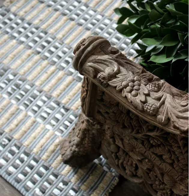 Matta Straw - Majas Cottage på mörkt trägolv med möbler