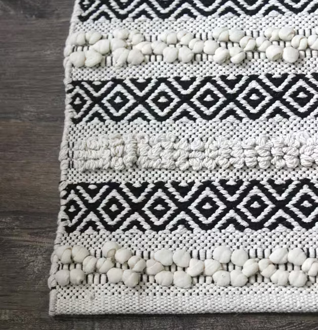 Boho Matta Svart/Natur från Majas Cottage på mörkt trägolv