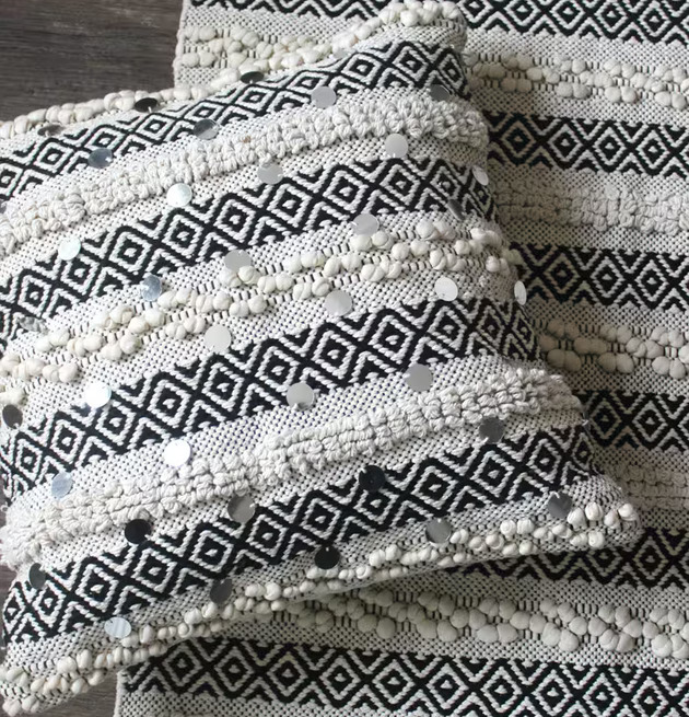 Boho Kudde Svart/Natur från Majas Cottage på trägolv