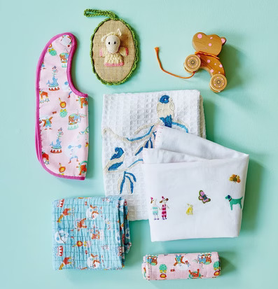 Haklapp Blå RICE från Rice på mintgrönt bord med leksaker