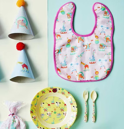 Haklapp Blå RICE från Rice med cirkusdjur och partyhattar