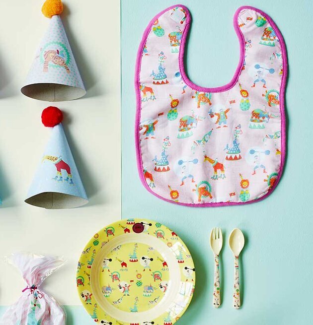 Haklapp Blå RICE från Rice med cirkusdjur och partyhattar