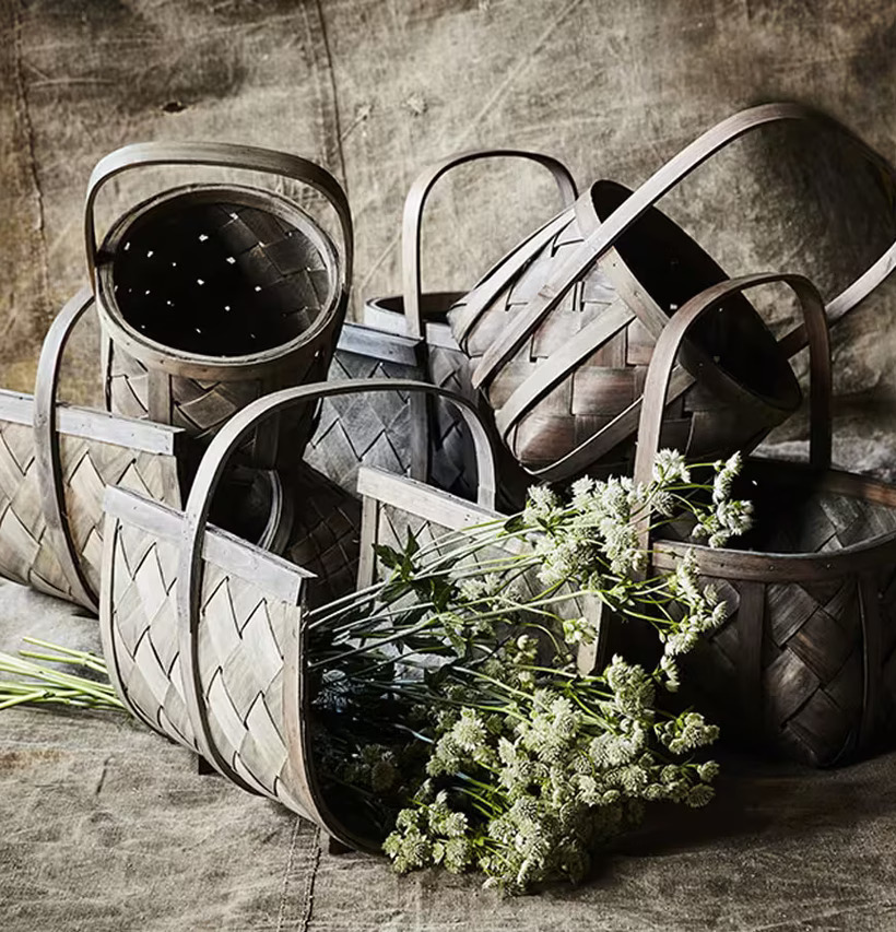 Spånkorg Rund Grå Liten från Strömshaga med blommor