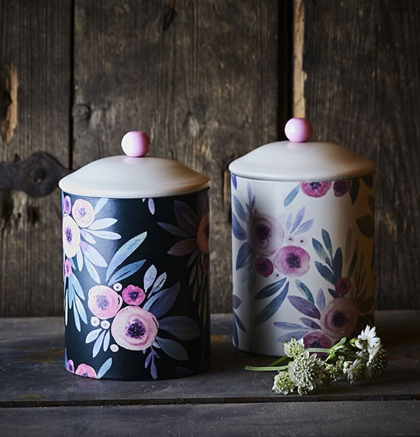 Plåtburk Blommor Kräm från Strömshaga i två färgvarianter