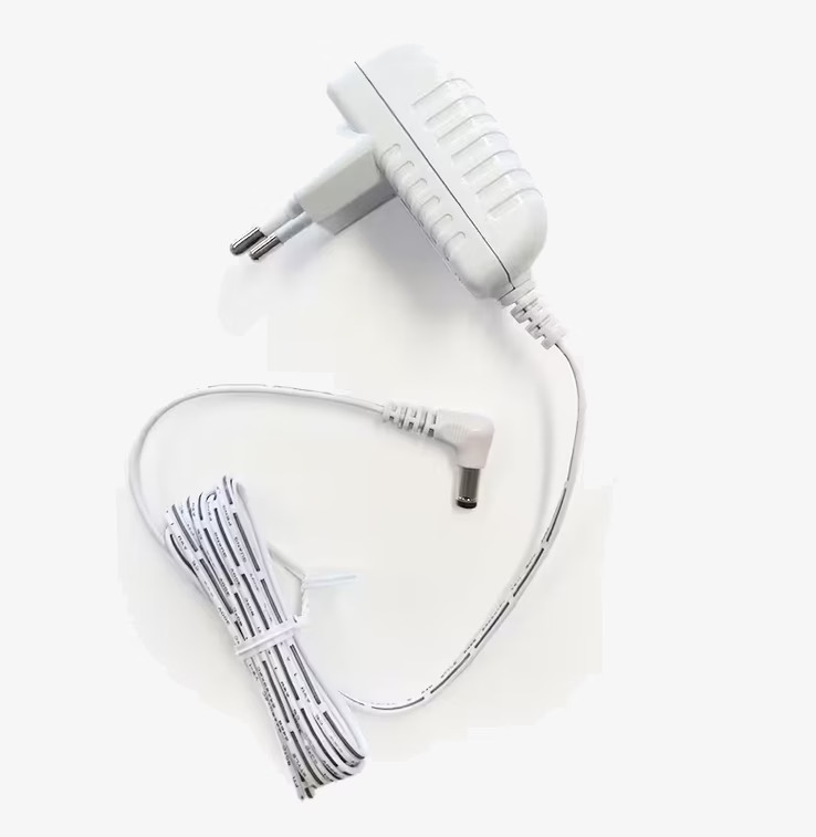 Adapter EU Vit från A Little Lovely Company på vit bakgrund