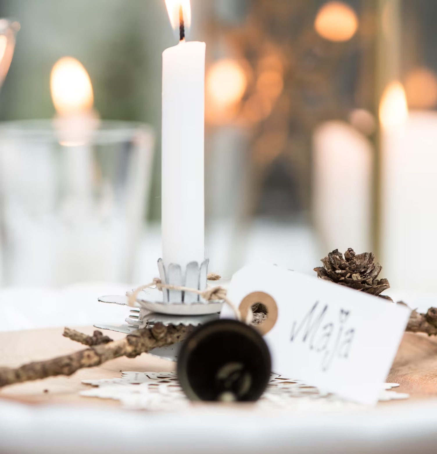 Ljusclips Vit från IB Laursen på ett rustikt bord med ljus