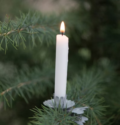 Ljusclips Svart från IB Laursen håller ljus på grön gren