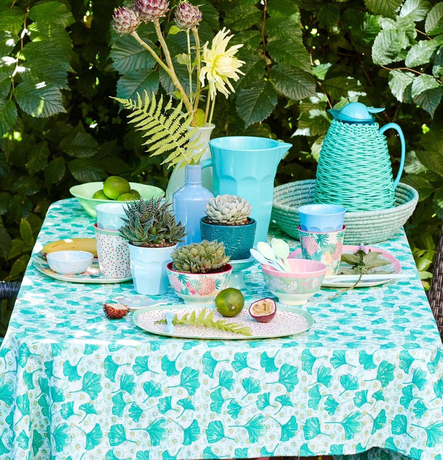 Vaxduk Connecting The Dots från Rice på somrigt dukat bord