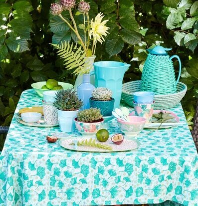 Vaxduk Connecting The Dots från Rice på somrigt dukat bord