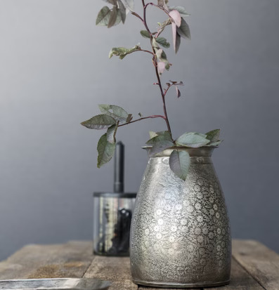 Ljusstake Glasburk från IB Laursen på ett rustikt träbord