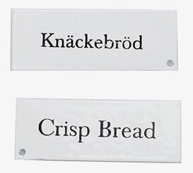 Bild av vita skyltar med texten Knäckebröd och Crisp Bread
