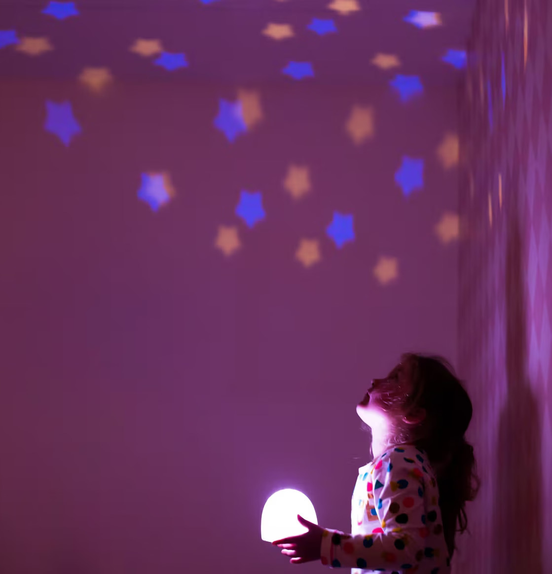 Lampa Projector Rainbow från A Little Lovely Company i bruk