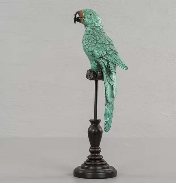 Papegoja Grön från A Lot Decoration på piedestal med detaljer