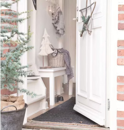 Trästjärna Pinnar L från IB Laursen på en vit dörr