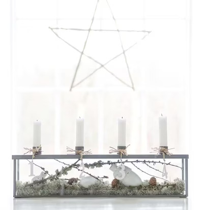 Trästjärna Pinnar L från IB Laursen i fönster med ljus