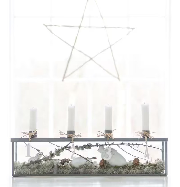 Trästjärna Pinnar L från IB Laursen i fönster med ljus