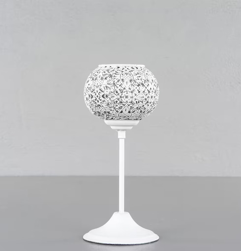 Ljuslykta Liten Vit från A Lot Decoration på grå yta