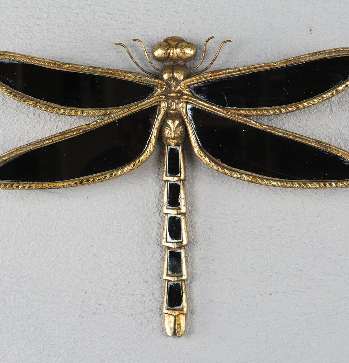 Trollslända Spegel Guld från A Lot Decoration på ljusgrå vägg