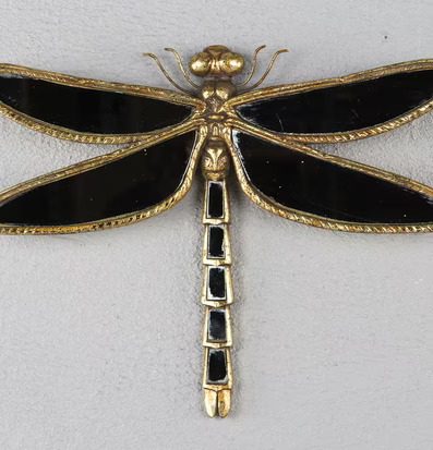 Trollslända Spegel Guld från A Lot Decoration på ljusgrå vägg