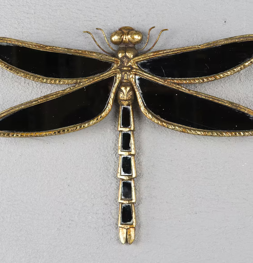 Trollslända Spegel Guld från A Lot Decoration på ljusgrå vägg