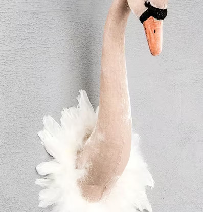 Svan Creme/Rosa från A Lot Decoration på grå texturerad vägg