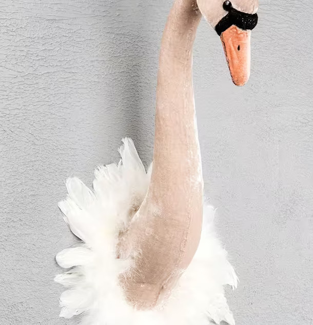 Svan Creme/Rosa från A Lot Decoration på grå texturerad vägg